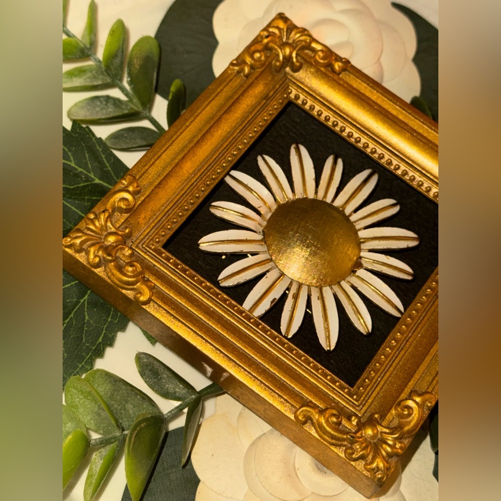 Vintage Daisy Brooch - Picture 8 of 14